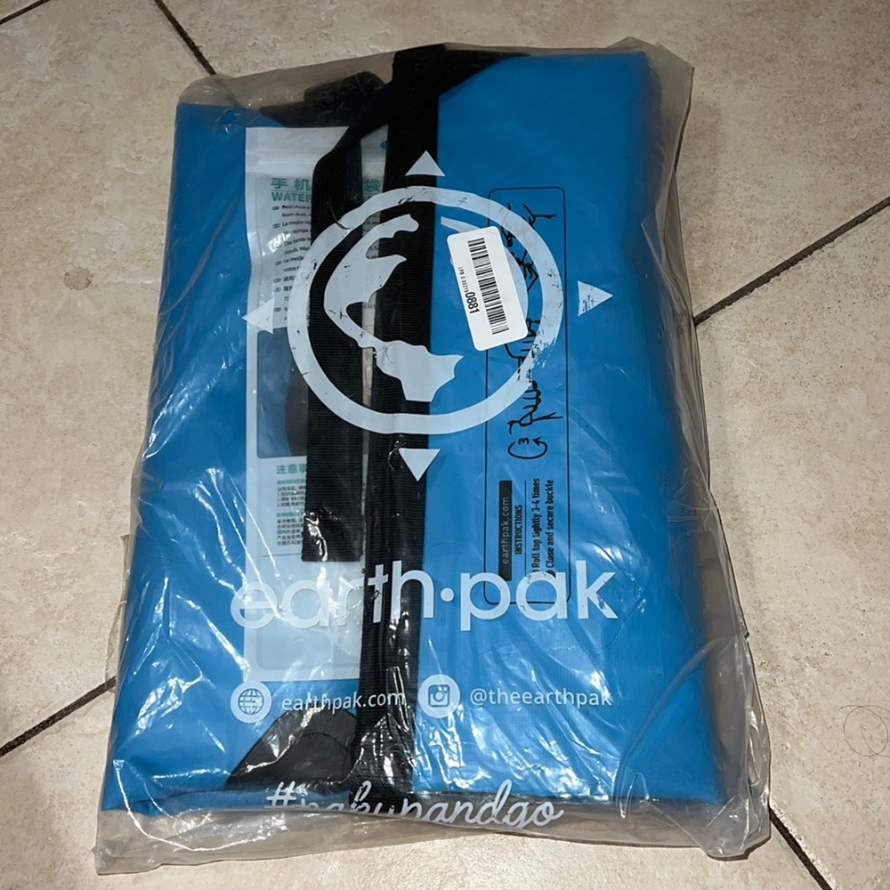Earth Pak with Phone Case (Light Blue 30L)